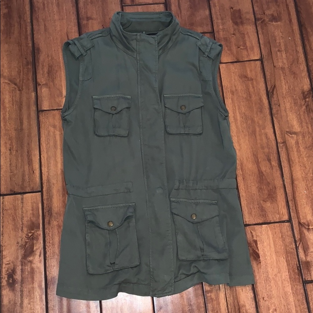 Women’s Stitch fix army green cargo vest!